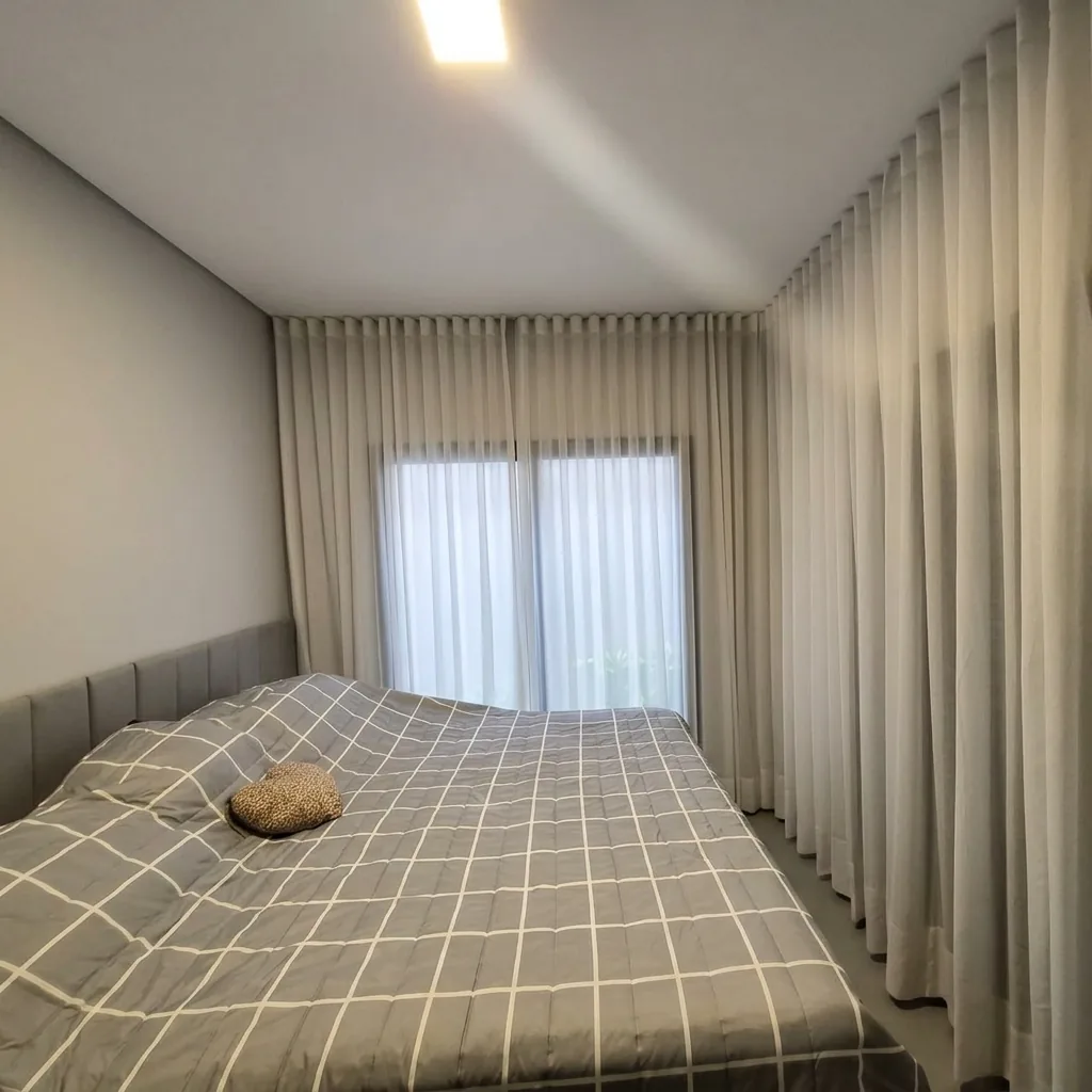 Cortinas sob medida envolvendo quarto de casal em Piracicaba