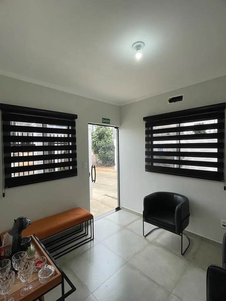 Persiana double vision em sala moderna com privacidade ajustável em Piracicaba e região